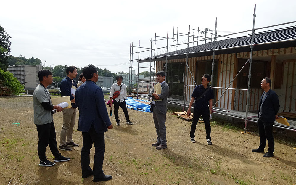 「FUKUROI・FOREST HOUSE」で、びおソーラーの解説を行う、手の物語有限会社のスタッフ
