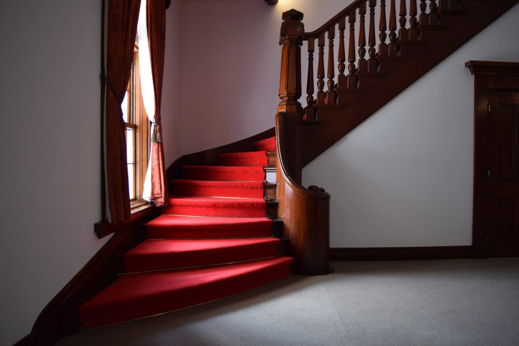 豊平館の赤絨毯の階段