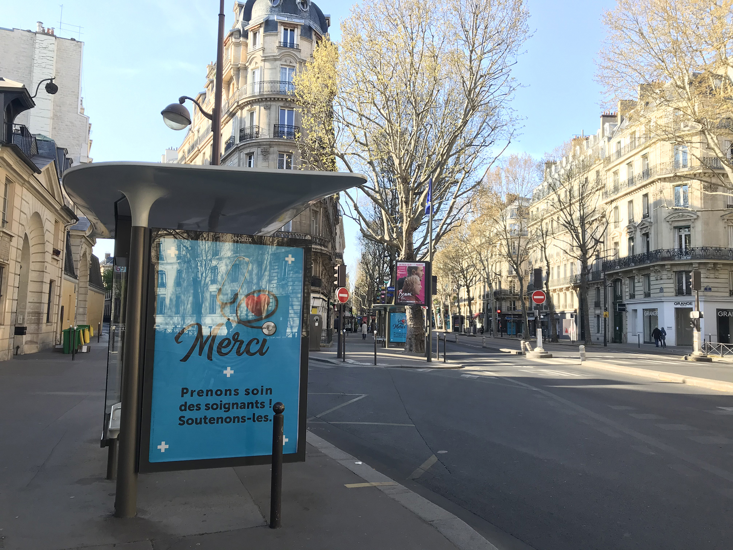 ところかわれば パリのバス停
