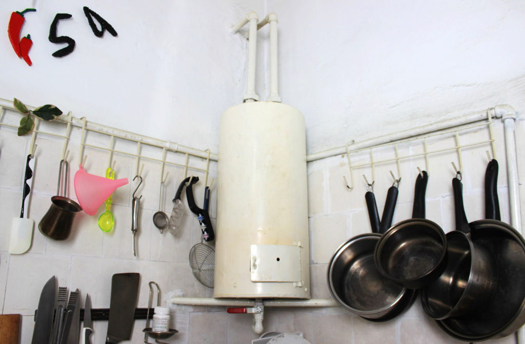 キューバに住む日本人の部屋の給湯器