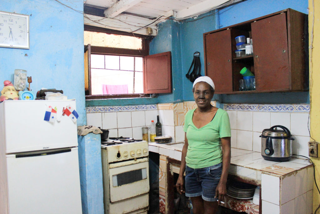 キューバの仕出し料理屋を営む元船舶料理人の女性の清貧なキッチン