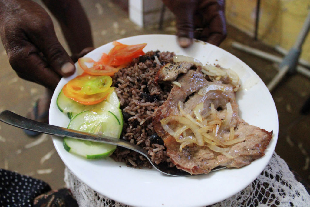 キューバの料理、・コングリ（黒豆とご飯を一緒に炊いたご飯） ・薄切り豚肉と玉ねぎのステーキ ・サラダ