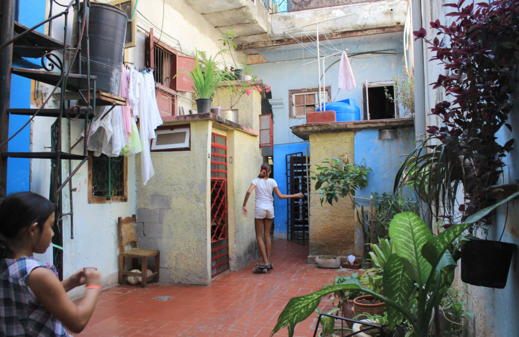 キューバの集合住宅の中庭