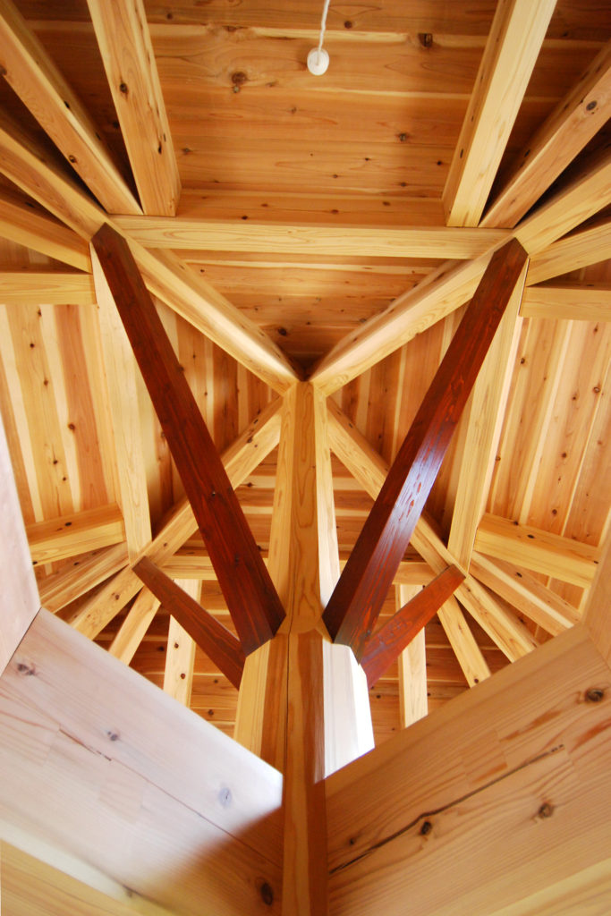 Ｍｓ建築設計事務所三澤文子設計の傘の家の木組み
