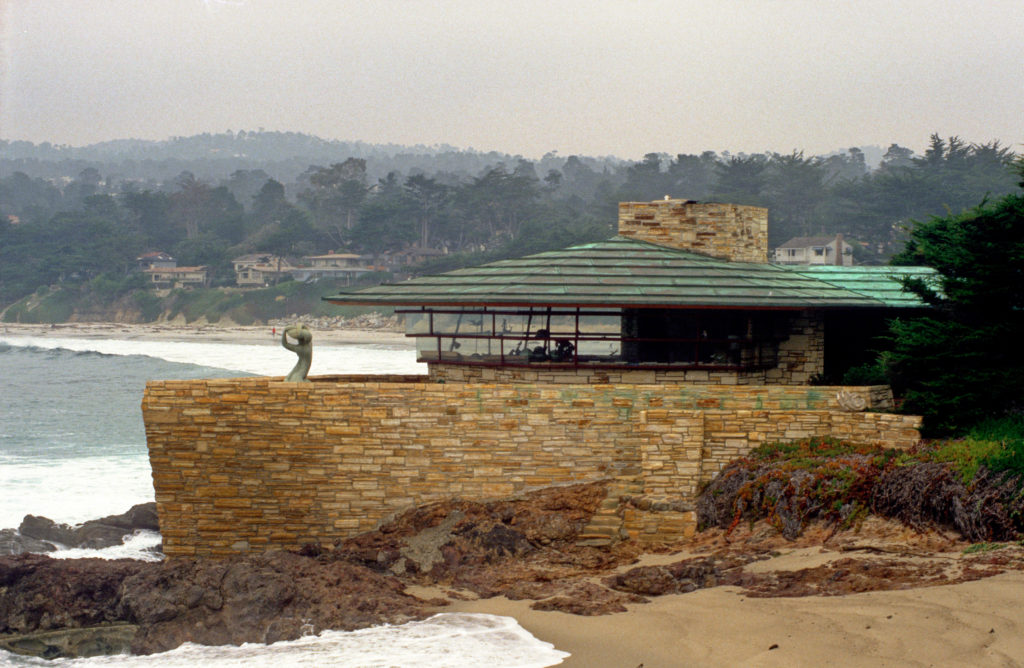 フランクロイドライト設計のカーメル湾の家