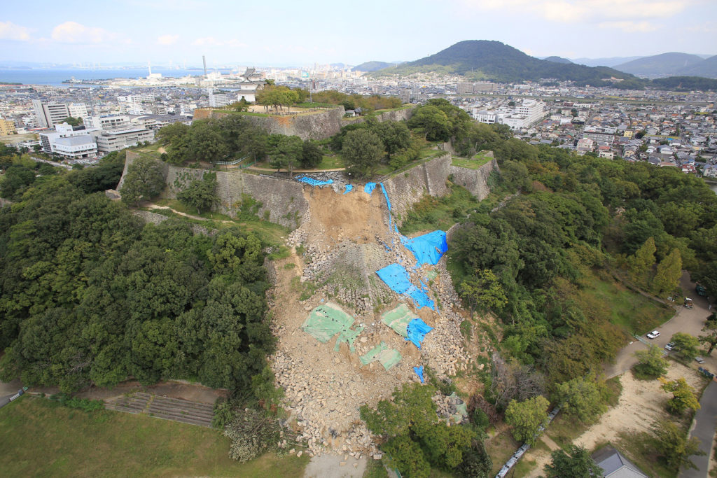 丸亀城の崩落