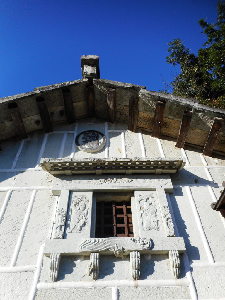徳次郎石の窓廻り装飾と漆喰の海鼠壁風のパターン