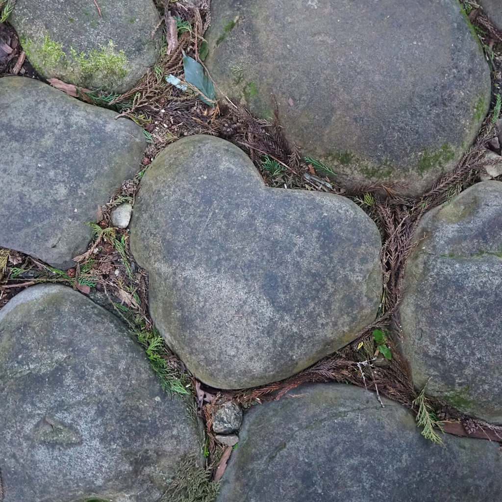 旧東海道金谷坂石畳のハートの石