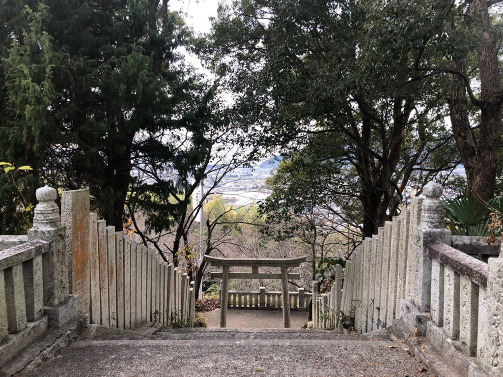 目の神様生目神社のし石階段と鳥居