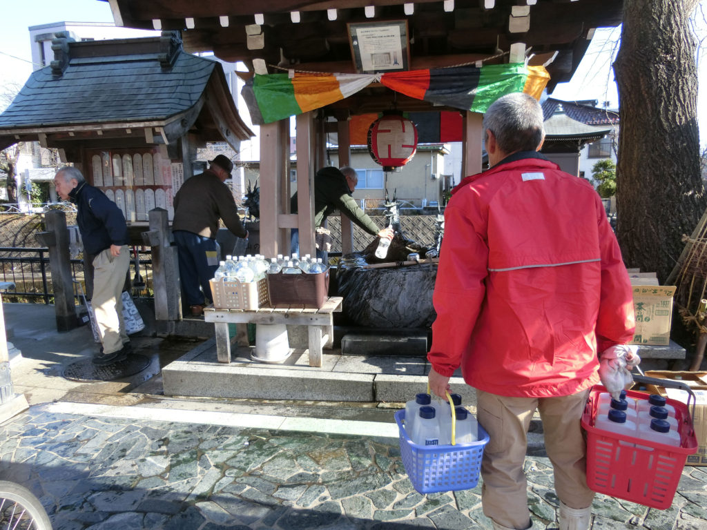 富山の名水100選の延命地蔵の水をタンクに汲む