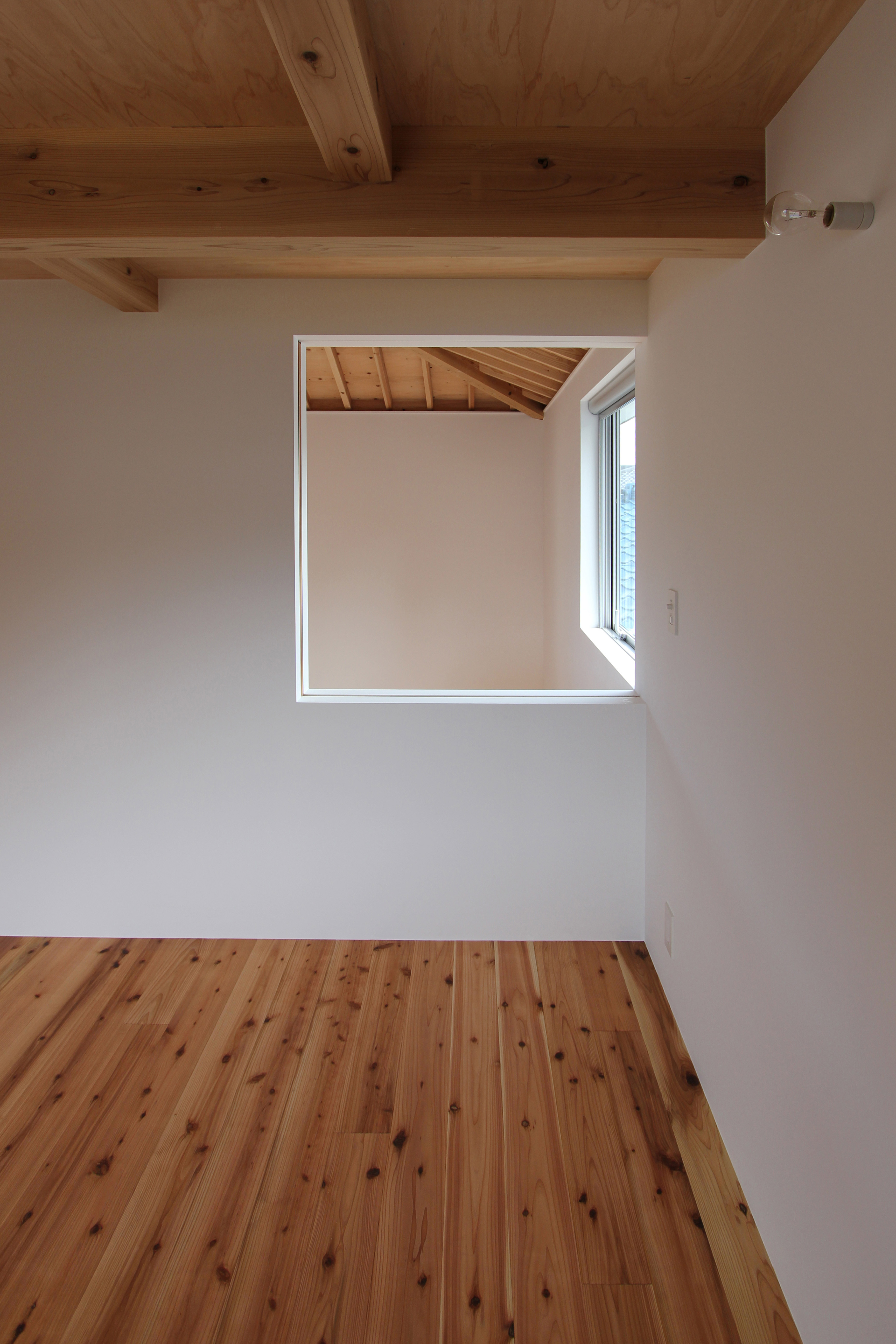 無垢床が気持ち良さそうなamp/アンプ建築設計事務所設計イエニワハナレの2階寝室