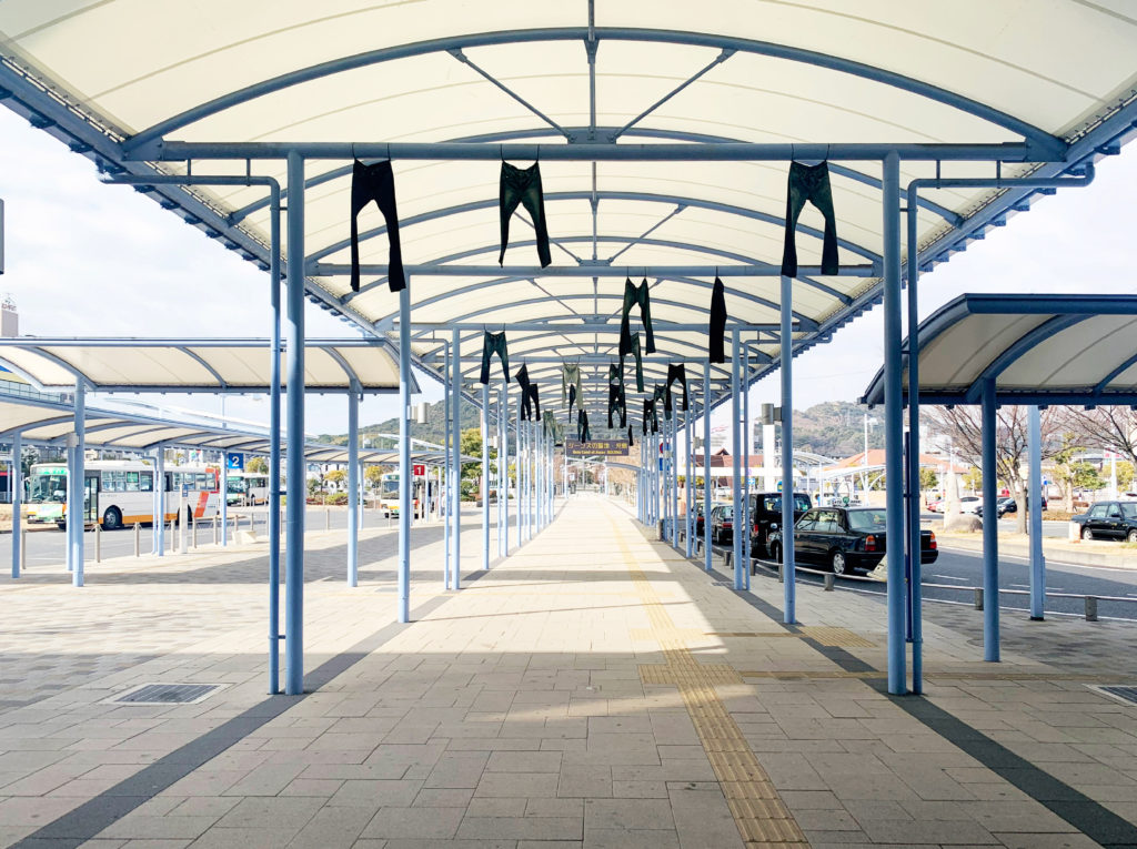 倉敷市児島駅出口のターミナルにはジーンズが干されている