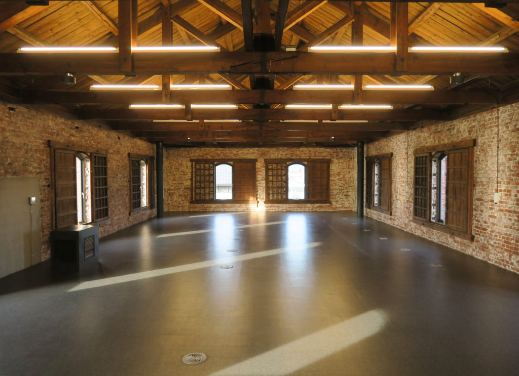 旧本庄商業銀行煉瓦倉庫の木骨トラスの大空間は貸しスペースになっている