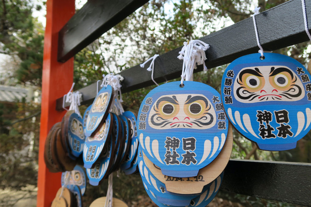 日本神社の必勝祈願の青い達磨の絵馬