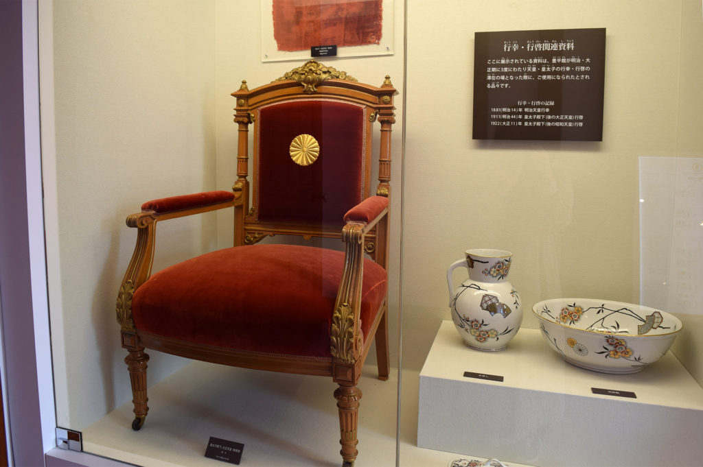 豊平館の行幸・行啓関連資料の御紋の付いた椅子と器