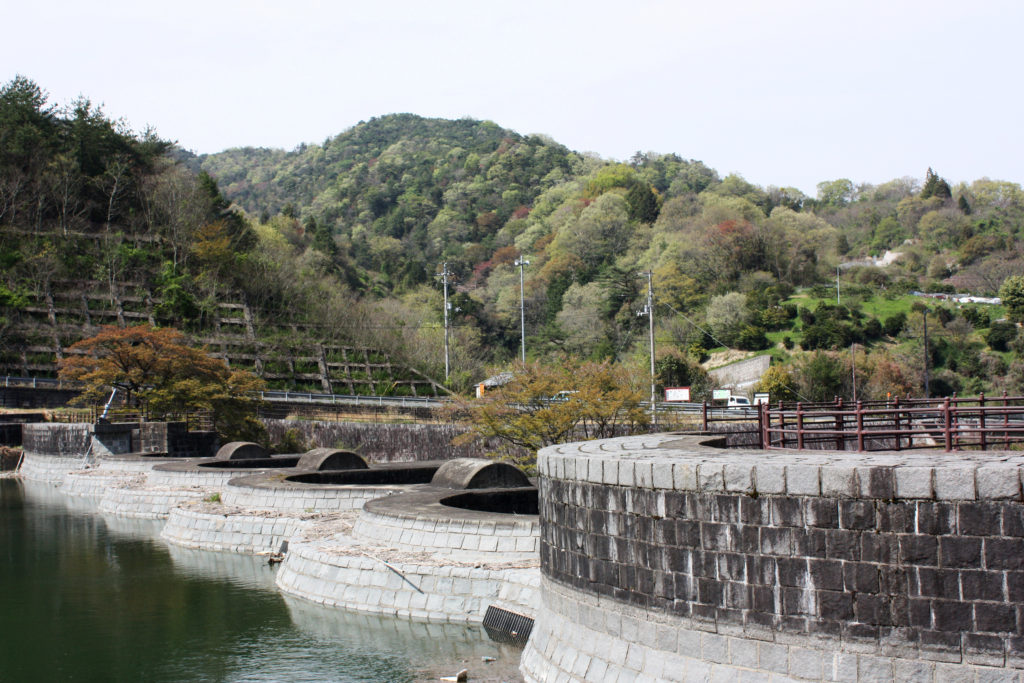 日本最古の石積式のマルチプルアーチダムの豊稔池ダム