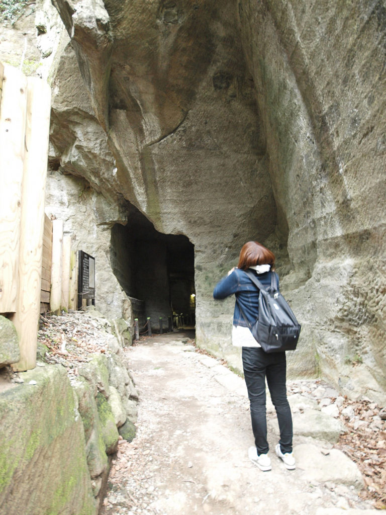 伊豆石の室岩洞入り口