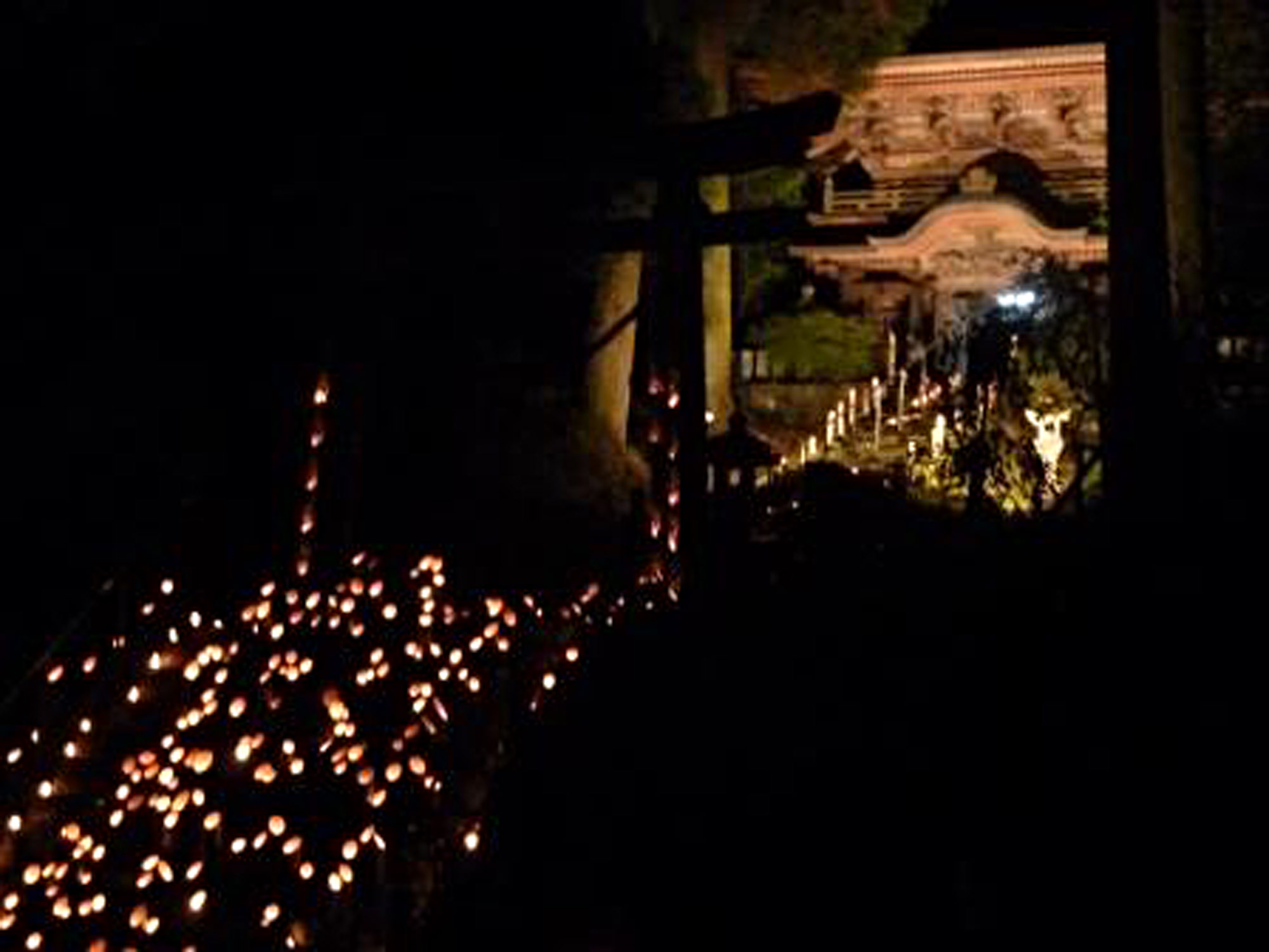 大分丸山八幡神社の竹灯篭の様子