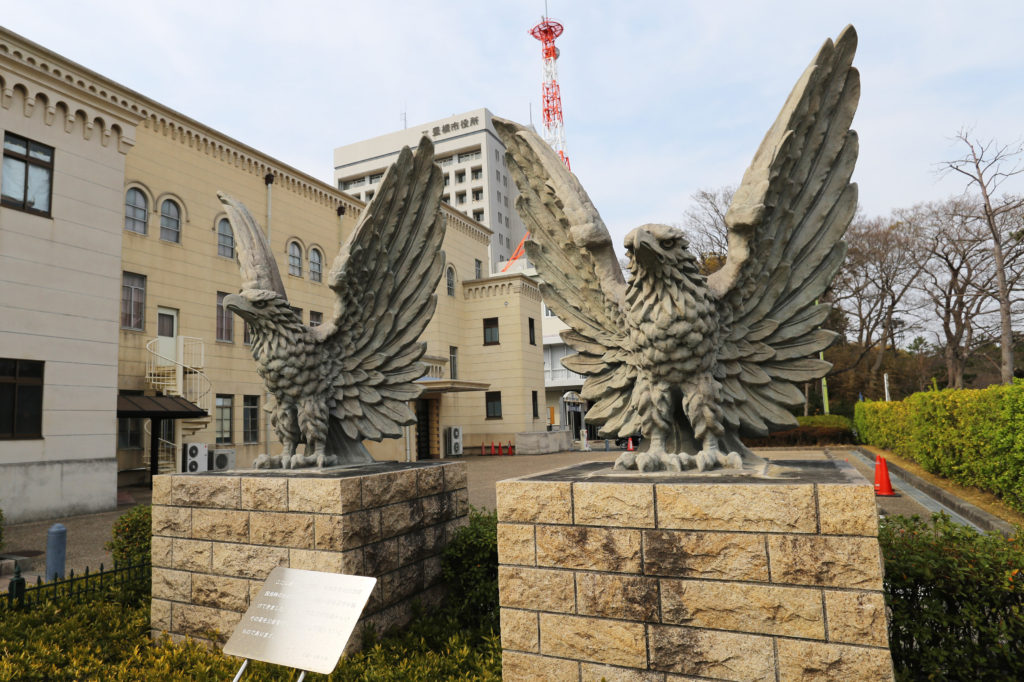 豊橋市公会堂にある市制25周年を記念した４頭の鷲の像