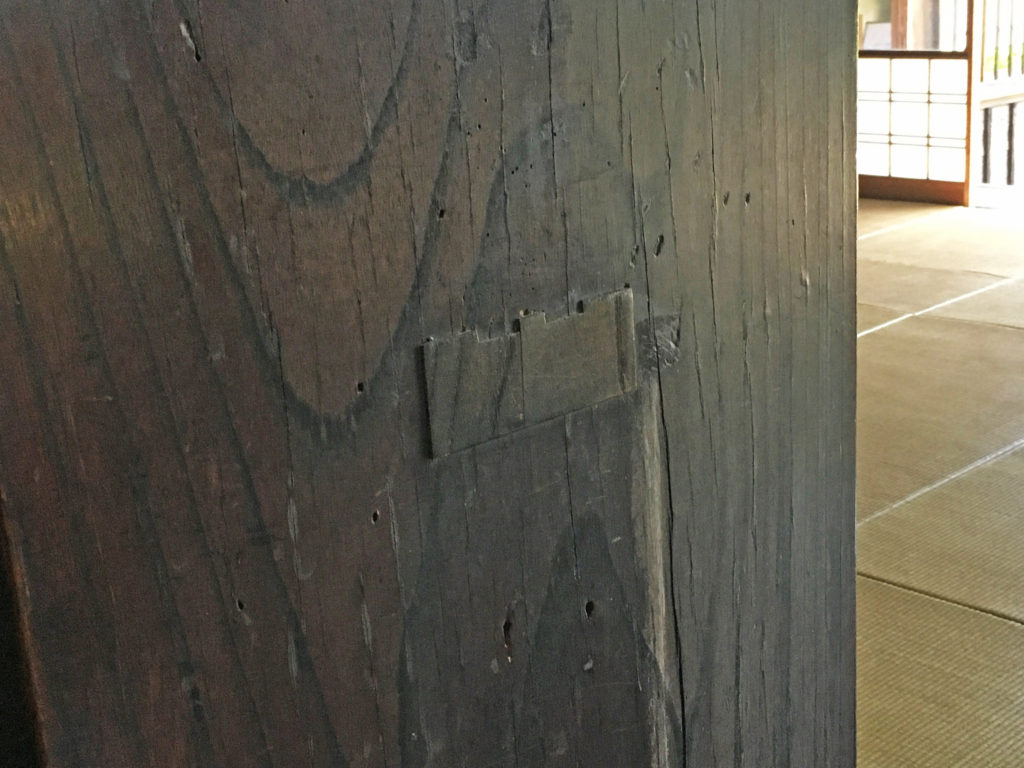 柱の修復跡