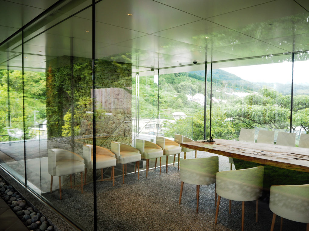 江之浦測候所のガラス張りの待合棟には樹齢1000年を超える屋久杉のテーブルがある