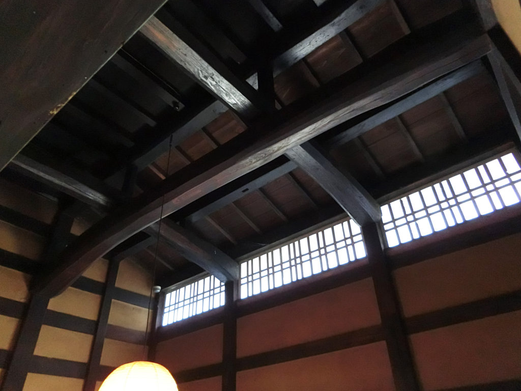 天井の梁と明かり取りの窓