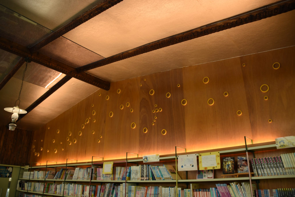 星空をイメージした図書館の壁