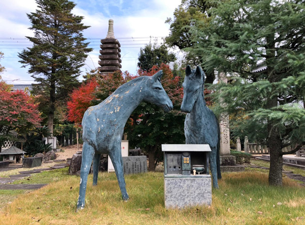 本山寺に祀られている馬の像