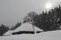 雪の中の家