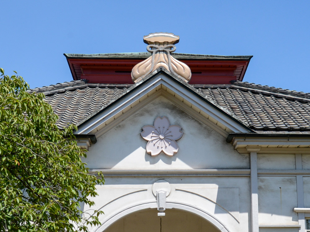 学校の屋根下に桜の紋章