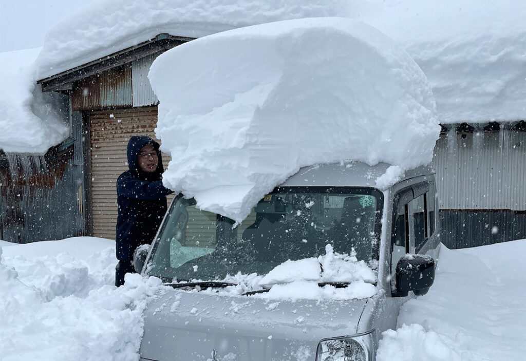 雪が高く積もった車