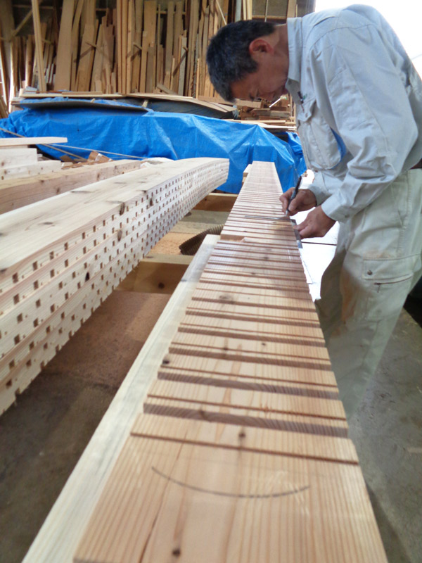 木材に溝を彫って蜂の家を作る