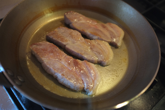 鉄のフライパンで肉を焼いてみる