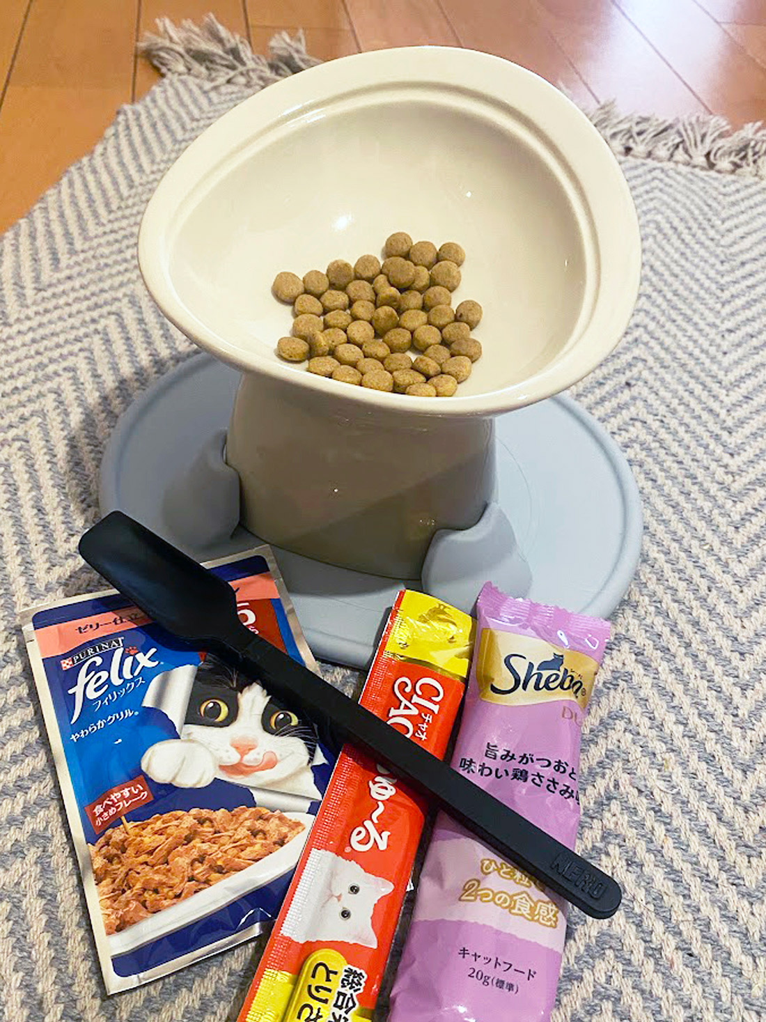 猫皿とシリコンスプーンとマット
